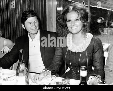 Studio Pubblicità ancora: Charles Bronson e Claudia Cardinale in corrispondenza di un evento stampa per "C'era una volta il West' 1968 Riferimento File # 31780 338 Foto Stock