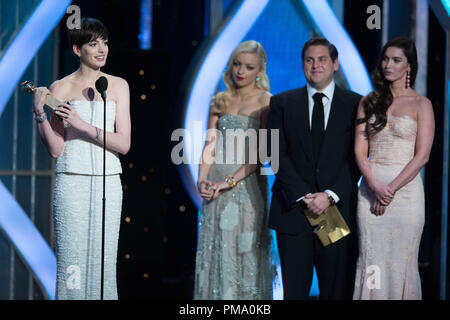 Anne Hathaway accetta il premio di Golden Globe per la migliore prestazione da un'attrice in un ruolo di supporto in un'immagine in movimento per il suo ruolo in "LES MISERABLES" al settantesimo Annuale di Golden Globe Awards presso il Beverly Hilton di Beverly Hills, CA domenica 13 gennaio, 2013. Foto Stock