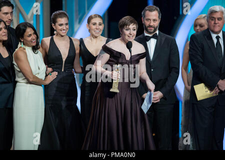 Accettando il Golden Globe per il Miglior serie televisiva - commedia o musical per "ragazze" (HBO) è creatore e star Lena Dunham al settantesimo Annuale di Golden Globe Awards presso il Beverly Hilton di Beverly Hills, CA domenica 13 gennaio, 2013. Foto Stock