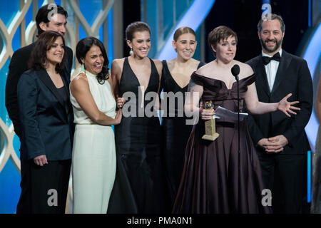 Accettando il Golden Globe per il Miglior serie televisiva - commedia o musical per "ragazze" (HBO) è creatore e star Lena Dunham al settantesimo Annuale di Golden Globe Awards presso il Beverly Hilton di Beverly Hills, CA domenica 13 gennaio, 2013. Foto Stock