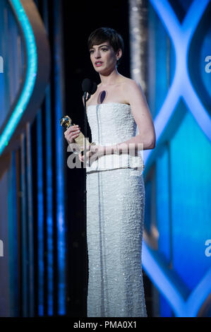 Anne Hathaway accetta il premio di Golden Globe per la migliore prestazione da un'attrice in un ruolo di supporto in un'immagine in movimento per il suo ruolo in "LES MISERABLES" al settantesimo Annuale di Golden Globe Awards presso il Beverly Hilton di Beverly Hills, CA domenica 13 gennaio, 2013. Foto Stock