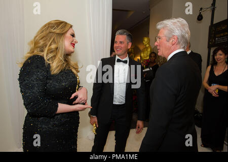 Dopo aver vinto la categoria il conseguimento di una musica scritta per motion pictures (brano originale) per "Skyfall" da "Skyfall", Adele Adkins e Paul Epworth parla con Richard Gere al live ABC teletrasmesso di Oscar® dal Dolby® Theatre in Hollywood, CA, domenica 24 febbraio, 2013. Foto Stock