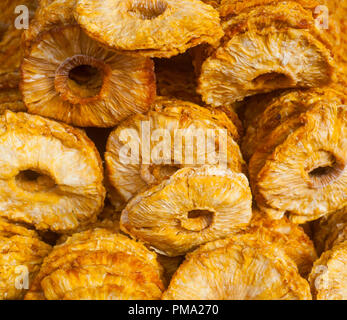 Essiccato ananas frutti su una pila su un mercato alimentare, coloful frutta secca, frutta secca Foto Stock