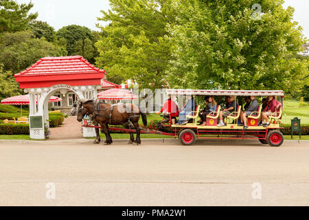 Carro trainato da cavalli con i turisti, touring Mackinac Island, Michigan. Foto Stock