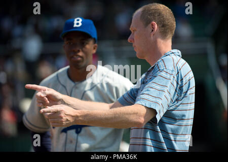 (L-r) CHADWICK BOSEMAN e direttore Brian Helgeland sul set di Warner Bros Foto e immagini leggendarie' dramma "42", una Warner Bros Foto di rilascio. Foto Stock