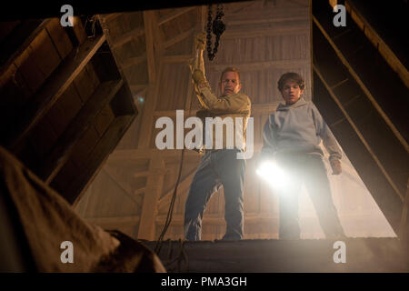 (L-r) Kevin Costner come Jonathan Kent e DYLAN SPRAYBERRY come Clark Kent (13 anni) in Warner Bros Foto e immagini leggendarie' azione avventura "uomo di acciaio," un Warner Bros Foto di rilascio. Foto Stock