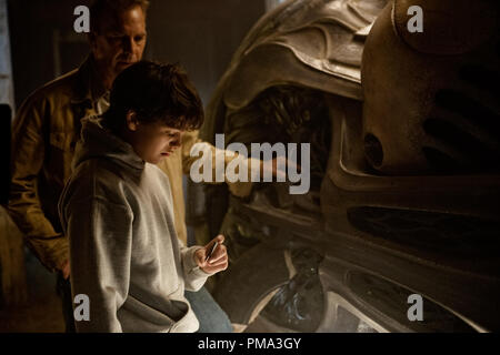 (L-r) Kevin Costner come Jonathan Kent e DYLAN SPRAYBERRY come Clark Kent (13 anni) in Warner Bros Foto e immagini leggendarie' avventura azione 'MAN DI ACCIAIO,' un Warner Bros Foto di rilascio. TM e © DC Comics. Foto Stock