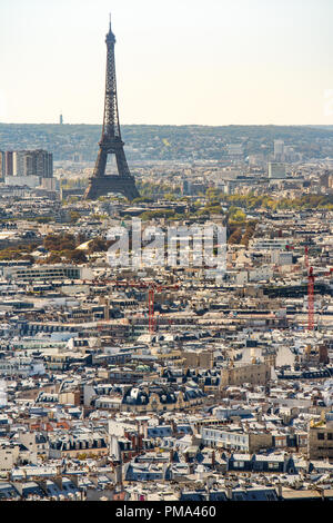 Paesaggio con torre Eiffel, Paris, Francia, vista dalla collina di Montmartre Foto Stock