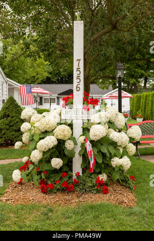 Ben curato giardino nella parte anteriore di un Bed and Breakfast, sull isola di Mackinac, Michigan negli Stati Uniti, Midwest. Foto Stock