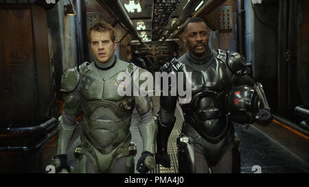 (L-r) ROB KAZINSKY come Chuck Hansen e Idris Elba come raccoglitore Pentecoste in sci-fi azione avventura 'Warner Bros Foto e immagini leggendarie Pacific Rim,' un Warner Bros Foto di rilascio. Foto Stock