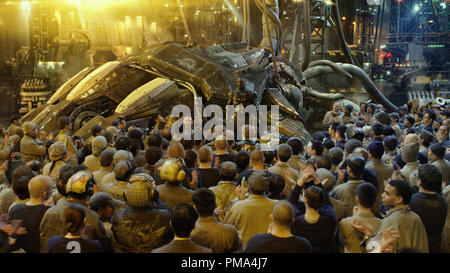 IDRIS ELBA (centro) come raccoglitore Pentecoste in una scena da sci-fi azione avventura 'Warner Bros Foto e immagini leggendarie Pacific Rim,' un Warner Bros Foto di rilascio. Foto Stock