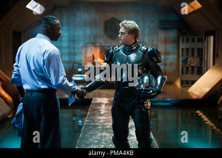 (L-r) Idris Elba come raccoglitore Pentecoste e CHARLIE HUNNAM come Raleigh Becket in sci-fi azione avventura 'Warner Bros Foto e immagini leggendarie Pacific Rim,' un Warner Bros Foto di rilascio. Foto Stock