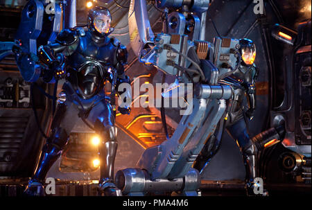 (L-r) CHARLIE HUNNAM come Raleigh Becket e RINKO KIKUCHI come Mako Mori in sci-fi azione avventura 'Warner Bros Foto e immagini leggendarie Pacific Rim,' un Warner Bros Foto di rilascio. Foto Stock