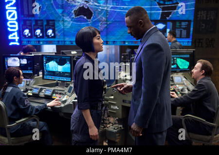 (L-r) RINKO KIKUCHI come Mako Mori e Idris Elba come raccoglitore Pentecoste in sci-fi azione avventura 'Warner Bros Foto e immagini leggendarie Pacific Rim,' un Warner Bros Foto di rilascio. Foto Stock