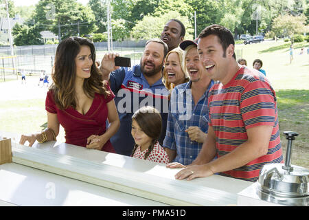 Roxanne Feder (Salma Hayek), Eric Lamonsoff (Kevin James), Becky Feder (Alexys Nicole Sanchez), Kurt McKenzie (Chris Rock), Sally Lamonsoff (Maria Bello), Lenny Feder (Adam Sandler) e Marcus Higgins (David Spade) al gelato casa in Columbia Pictures' ADULTI 2. Foto Stock