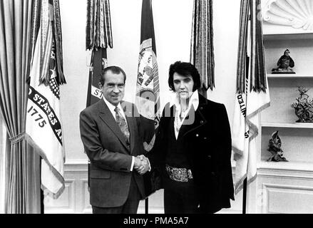 Studio Pubblicità ancora: Elvis Presley incontra il Presidente Richard M. Nixon, 21 dicembre 1970Riferimento File # 32039 011THA Foto Stock