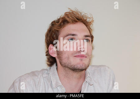 Sam Claflin "la fame di giochi: la cattura del fuoco' Portrait Session, 8 novembre 2013. La riproduzione da parte di American tabloid è assolutamente vietato. Riferimento al file # 32.186 061CCR per solo uso editoriale - Tutti i diritti riservati Foto Stock