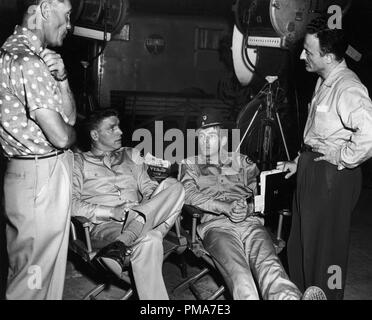 Fiacco Callahan, Burt Lancaster, Montgomery Clift e Fred Zinnemann sul set di "da qui all'eternità', 1953 Columbia Pictures Riferimento File # 32263 323THA Foto Stock