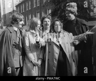 Denny Doherty, Michelle Phillips, (Mama) Cass Elliott e John Phillips di gruppo, la Mamas & Papas, 1967 Riferimento File # 32263 834THA Foto Stock