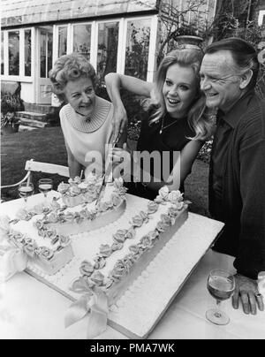 Hayley Mills festeggia il suo ventunesimo compleanno con sua madre Maria Campana Hayley Mills e padre John Mills, 1967 Riferimento File # 32263 841THA Foto Stock