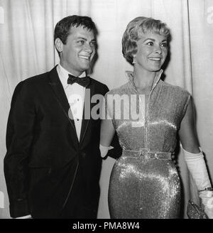 Tony Curtis e moglie Janet Leigh in occasione della trentaduesima annuale di Academy Awards, 1960 Riferimento File # 31955 666THA Foto Stock