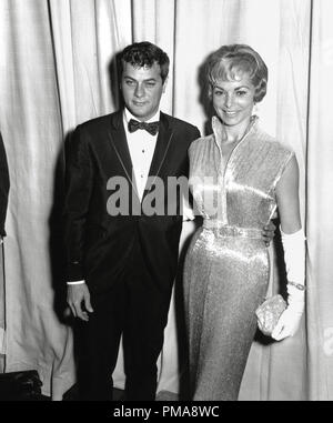 Tony Curtis e Janet Leigh in occasione della trentaduesima annuale di Academy Awards, 1960 Riferimento File # 31955 670 THA Foto Stock