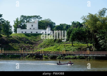 Piccola barca passando lungo il fiume Sarawak, davanti a Brookes Gallery, Fort Margherita, Kuching, Sarawak, Malaysia Foto Stock