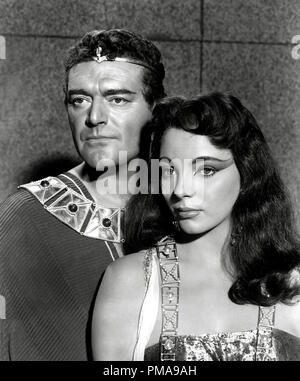 Jack Hawkins e Joan Collins, "terra della Pharoahs', 1955 Warner Bros Riferimento al file # 31955 897THA Foto Stock