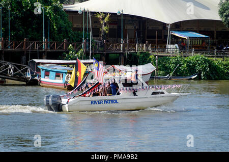 Fiume imbarcazione di pattuglia sulla Sarak Rivr portante di Sarawak e bandiere malese a KUching, Gawai regata e festival, Borneo Foto Stock