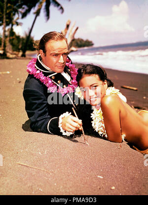 Marlon Brando e Tarita in 'Mutiny sul Bounty', 1961 MGM Riferimento File # 31955 966THA Foto Stock