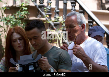 M276 Writer/Direttore/Star Joseph Gordon-Levitt imposta una scena con star Julianne Moore e cineasta Thomas Kloss sul set di Relativity Media di 'Dsu Jon'. Photo credit: Daniel McFadden ©2013 Relativity Media, LLC. Tutti i diritti riservati. Foto Stock