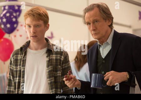 (L a R) Tim (DOMHNALL GLEESON) e Tim è papà (Bill Nighy) in 'circa tempo". Foto Stock