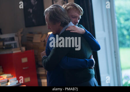 Tim è papà (Bill Nighy) abbraccia Tim (DOMHNALL GLEESON) in 'circa tempo". Foto Stock
