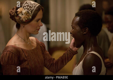 Sarah Paulson come 'Mistress Epps' e Lupita Nyong 'o come 'Patsey' in Steve McQueens's dodici anni uno slave Foto Stock