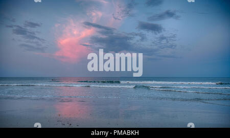 Tramonto sulla sabbia e surf di Wrightsville Beach, NC. Foto Stock