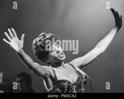 Shirley Bassey durante una prova di un programma televisivo, 1967 © CCR /Hollywood Archivio - Tutti i diritti riservati Riferimento File # 32368 089 - THA Foto Stock