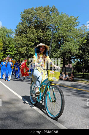 Una donna American-Vietnamese cavalca il suo moto in parata delle bandiere, l apertura ufficiale della 73Uno annuale Giornata mondiale in Cleveland, Ohio, USA. Foto Stock