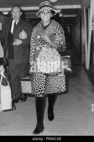 Shirley Bassey in una pelle di leopardo abito, 1967 © CCR /Hollywood Archivio - Tutti i diritti riservati Riferimento File # 32368 097THA Foto Stock