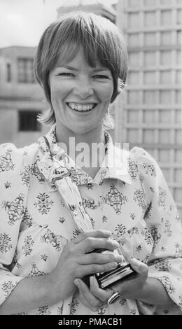 Glenda Jackson tenendo l'Oscar ha vinto per la sua performance in "Donne in amore", 1971 © CCR /Hollywood Archivio - Tutti i diritti riservati Riferimento File # 32368 109 THA Foto Stock