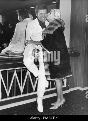 Liberace con Phyllis Diller, 1969 © CCR /Hollywood Archivio - Tutti i diritti riservati Riferimento File # 32368 126THA Foto Stock