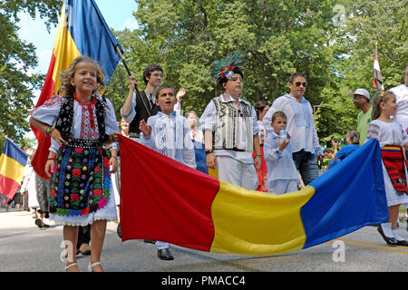 Bambini Romanian-American tenere la bandiera rumena durante la 73Uno annuale Giornata Mondiale sfilata di bandiere in Cleveland, Ohio, USA. Foto Stock