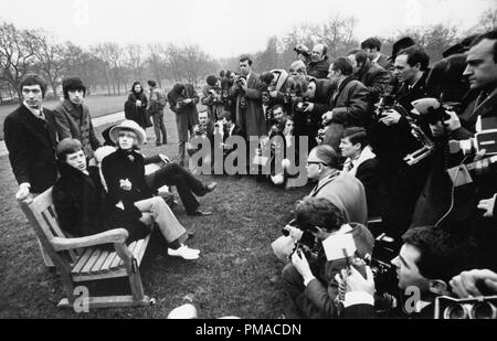 Mick Jagger e il resto dei Rolling Stones sono circondati da fotografi in corrispondenza di un evento stampa, 1967 © CCR /Hollywood Archivio - Tutti i diritti riservati Riferimento File # 32368 166THA Foto Stock