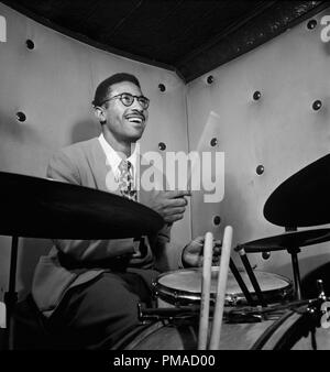 Ritratto di Max Roach, tre Deuces, New York, N.Y., circa ott. 1947. Foto di: William P. Gottlieb Riferimento File # 32368 522THA Foto Stock