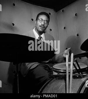 Ritratto di Max Roach, tre Deuces, New York, N.Y., circa ott. 1947. Foto di: William P. Gottlieb Riferimento File # 32368 523THA Foto Stock