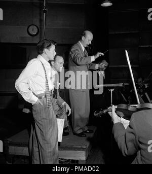 Ritratto di Frank Sinatra e Axel Stordahl, Liederkrantz Hall di New York, N.Y., circa 1947. Foto di: William P. Gottlieb Riferimento File # 32368 524THA Foto Stock