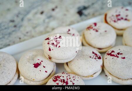 In casa vegan macaron i cookie con petali di rosa fatta con aquafaba (acqua di ceci) Foto Stock