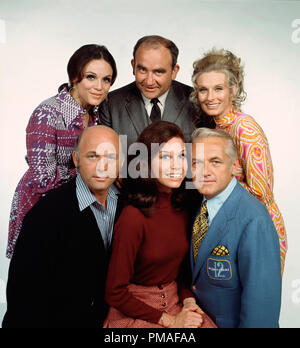 Mary Tyler Moore, Ted Knight, clori Leachman, Ed Asner, Valerie Harper e Gavin MacLeod, "Mary Tyler Moore Show", circa 1970 Riferimento File # 32633 410THA Foto Stock