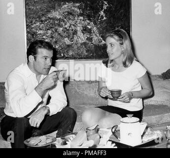 William Shatner e sua moglie Gloria Rand circa 1966 © CCR /Hollywood Archivio - Tutti i diritti riservati Riferimento File # 32633 551THA Foto Stock