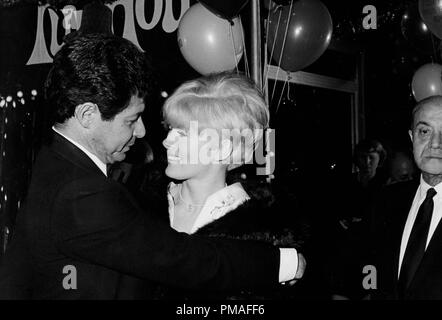 Eddie Fisher e Connie Stevens al 'Star Lamas Girl' Premiere, 1966 © CCR /Hollywood Archivio - Tutti i diritti riservati Riferimento File # 32633 554THA Foto Stock