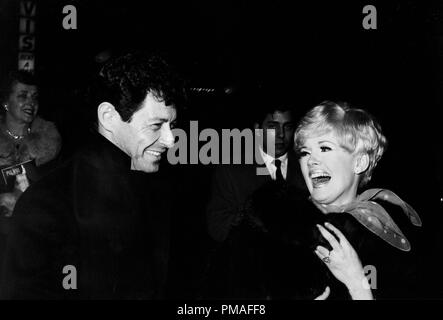 Eddie Fisher e Connie Stevens al 'Star Lamas Girl' Premiere, 1966 © CCR /Hollywood Archivio - Tutti i diritti riservati Riferimento File # 32633 556THA Foto Stock
